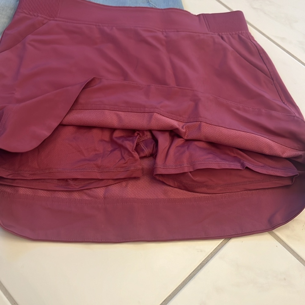 Two pack! Two travel skirts with built in shorts. Size M - Picture 2 of 8
